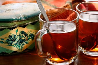 Honeybush-Tee ist kupfergolden gefärbt und enthält kein Koffein.