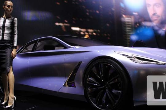 Kurvenschau auf dem Autosalon in Paris