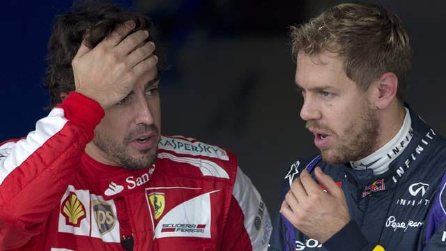 Ferrari-Pilot Fernando Alonso (li.) und Red-Bull-Fahrer Sebastian Vettel sind nach dem schweren Unfall von Marussia-Pilot Jules Bianchi geschockt. Ferrari-Pilot Fernando Alonso (li.) und Red-Bull-Fahrer Sebastian Vettel sind nach dem schweren Unfall von Marussia-Pilot Jules Bianchi geschockt.