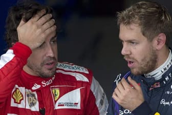 Ferrari-Pilot Fernando Alonso (li.) und Red-Bull-Fahrer Sebastian Vettel sind nach dem schweren Unfall von Marussia-Pilot Jules Bianchi geschockt.