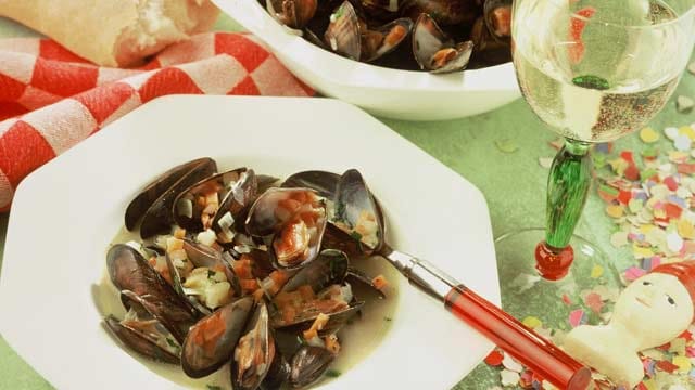 Ein Schuss ans Kochwasser und ein Glas zum Essen: Zu Miesmuscheln passt am besten Weißwein.