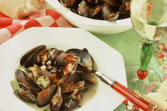 Ein Schuss ans Kochwasser und ein Glas zum Essen: Zu Miesmuscheln passt am besten Weißwein.