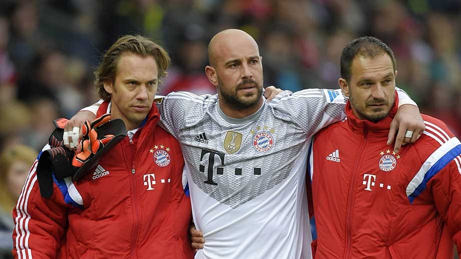 Nach wenigen Minuten ist für Bayerns Ersatztorwart Pepe Reina schon wieder Schluss. Nach wenigen Minuten ist für Bayerns Ersatztorwart Pepe Reina schon wieder Schluss.