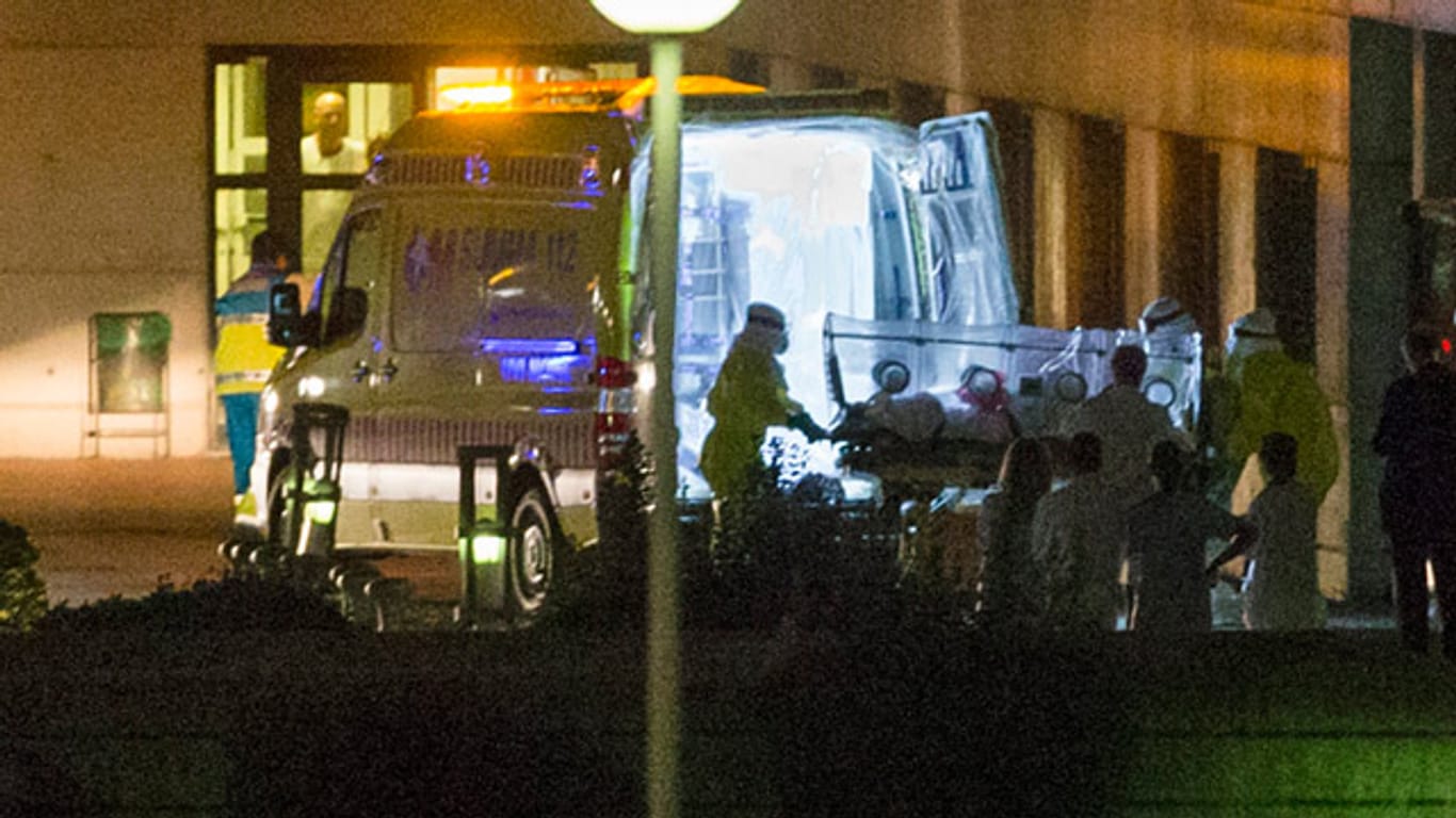 Unter höchsten Sicherheitsvorkehrungen wird die infizierte Krankenschwester in eine Madrider Klinik gebracht