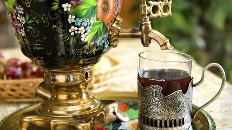 Bei der russischen Teezeremonie herrscht Selbstbedienung: man greift zu einem Glas mit Metallhenkel und gießt sich Schwarztee ein.