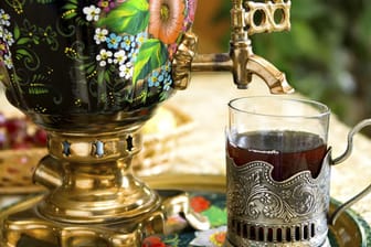 Bei der russischen Teezeremonie herrscht Selbstbedienung: man greift zu einem Glas mit Metallhenkel und gießt sich Schwarztee ein.