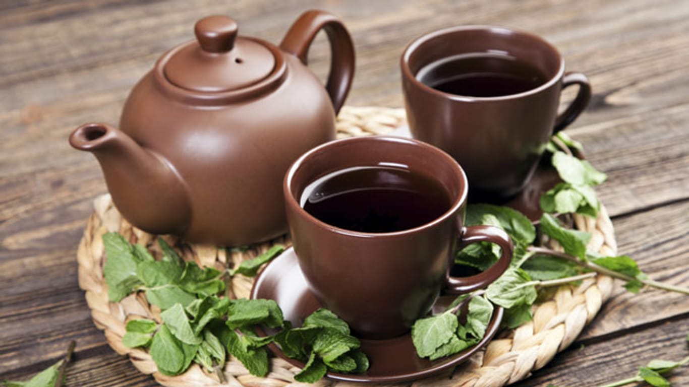 Das klassische Teeservice besteht aus Teekanne, Teetassen und Untertassen.
