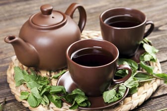 Das klassische Teeservice besteht aus Teekanne, Teetassen und Untertassen.