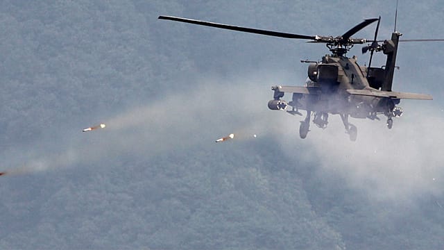 Die USA setzten im Irak Hubschrauber des Typs Apache ein