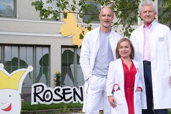 Dr. Klein (ChrisTine Urspruch) und ihre Kollegen Dr. Lang (Simon Licht, li.) und Dr. Eisner (Miroslav Nemec)
