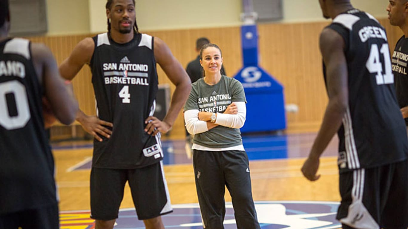 Im Mittelpunkt: Becky Hammon, hier mit Spielern der San Antonio Spurs, ist erste Trainerin in der NBA.