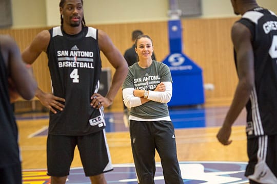 Im Mittelpunkt: Becky Hammon, hier mit Spielern der San Antonio Spurs, ist erste Trainerin in der NBA.