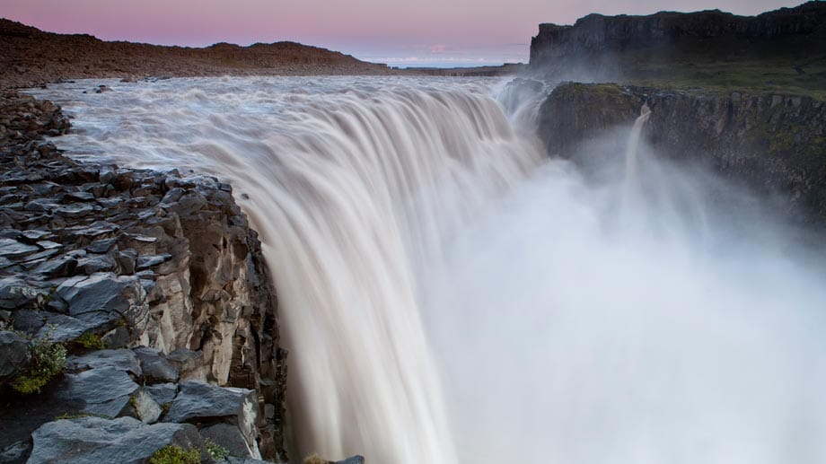 Wasserfälle prägen die isländische Landschaft. Besonders im Norden der Insel gibt es eine Vielzahl von wenig bekannten kleineren, jedoch atemberaubend schönen Wasserfällen. Hier ist der Dettifoss im Norden Islands zu sehen.