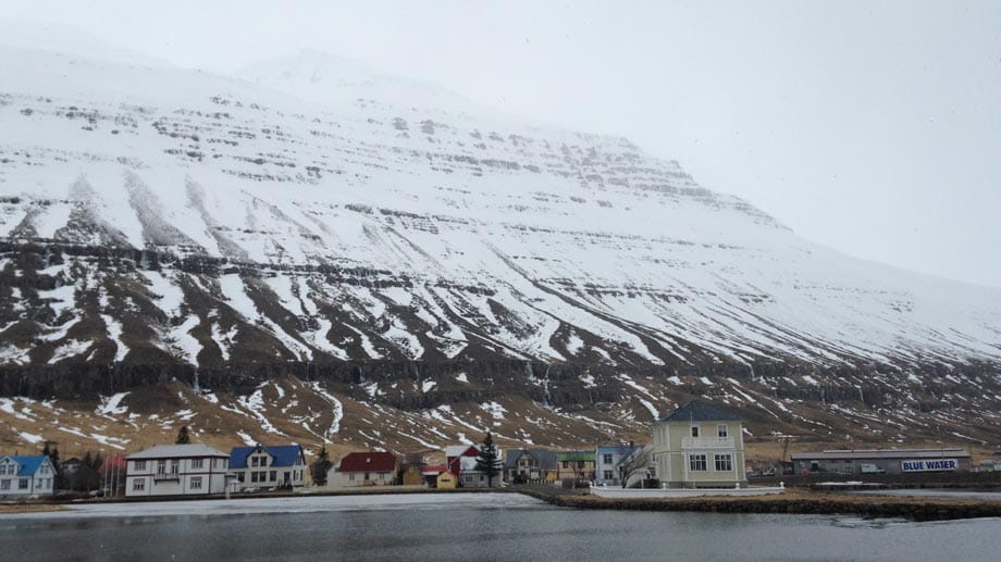 Seyðisfjörður, im Osten von Island, befindet sich an einem Fford mit gleichen Namen und wird von allen Seiten von Bergen eingekesselt, im Western der Bjólfur (1085 Meter) und im Osten der Strandartindur (1010 Meter).