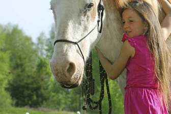Alle Mädchen mögen die Farbe Pink und Pferde - sagt zumindest das Rollenklischee.