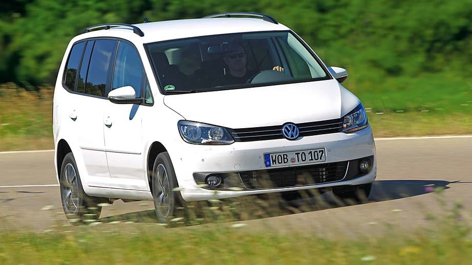 Mit 25,3 Prozent Stimmenanteil unter den Lesern von "AUTOStraßenverkehr" und "Eltern" erzielte der VW Touran das insgesamt beste Ergebnis der Umfrage. Er belegt Platz eins in der Kategorie 20.000 bis 25.000 Euro.