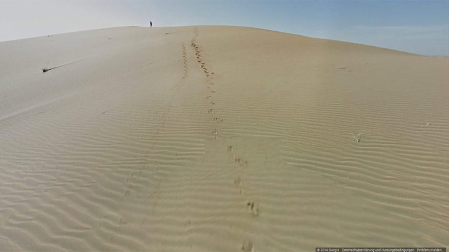 Der Nutzer kann den Spuren des Kamels folgen: An vielen Stellen sieht man seine Hufabdrücke im Sand. Auch andere Wüstenwanderer tauchen immer mal wieder auf den Fotos auf.