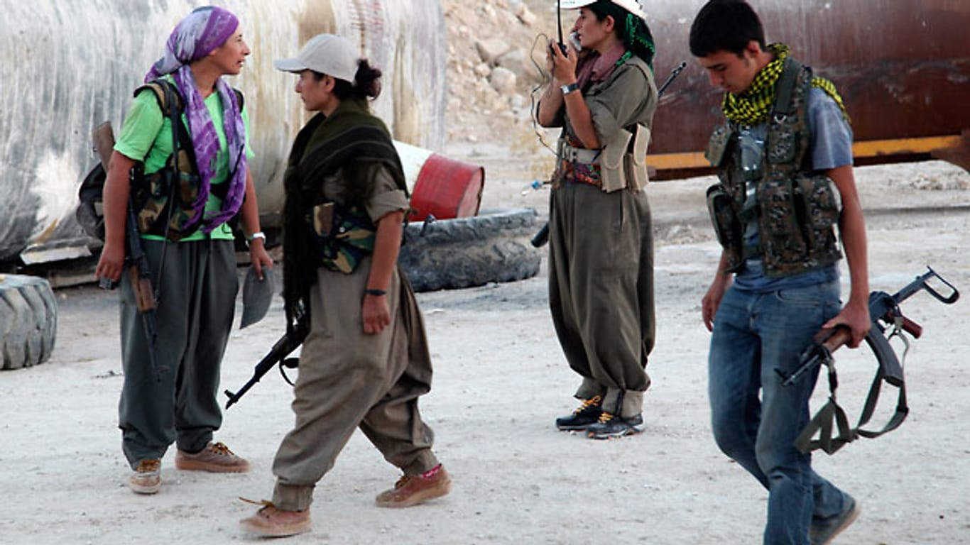 Kurdische Kämpfer mit Kalaschnikow