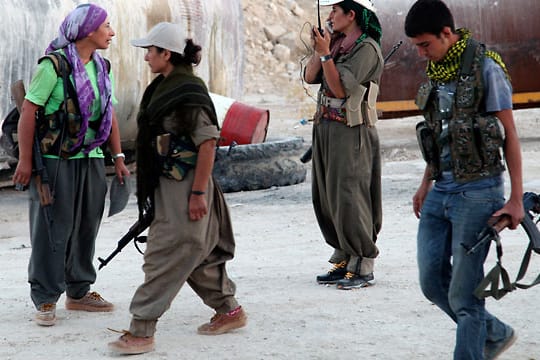 Kurdische Kämpfer mit Kalaschnikow