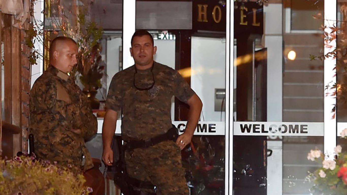 Polizisten vor dem Hotel "Super 8" in Skopje, wo ein Brite mit Verdacht auf Ebola gestorben ist.
