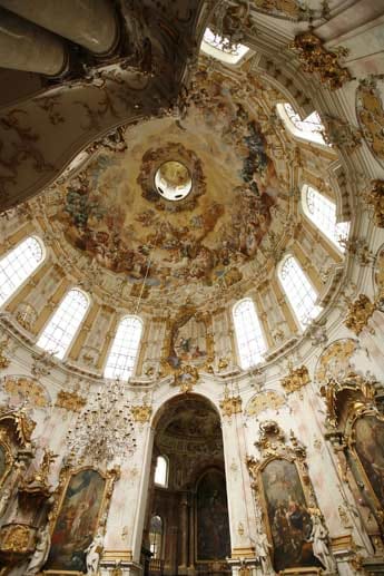 Die Augen wandern in der Basilika von Kloster Ettal fast automatisch nach oben - die Kuppel ist aufwändig ausgemalt.