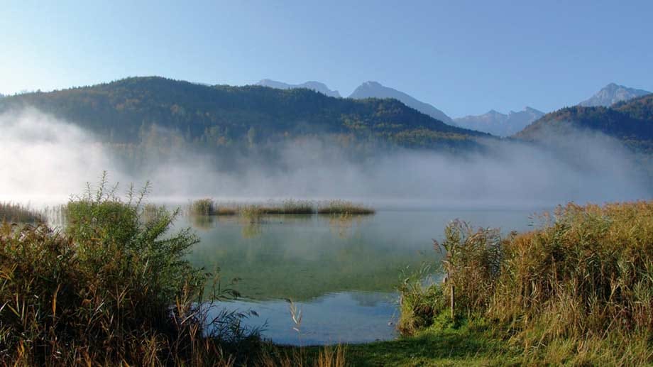 Mystisch: Am Morgen liegt oft noch Nebel über dem Weißensee.