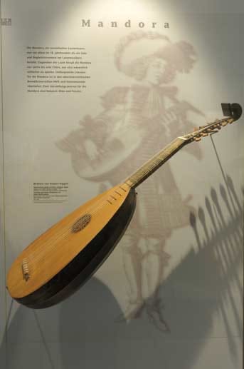 Füssen ist die Stadt der Instrumentenmacher - vor allem die Laute war lange Zeit ein Exportschlager. Das Stadtmuseum im Kloster St. Mang zeigt eine sehenswerte Ausstellung darüber.