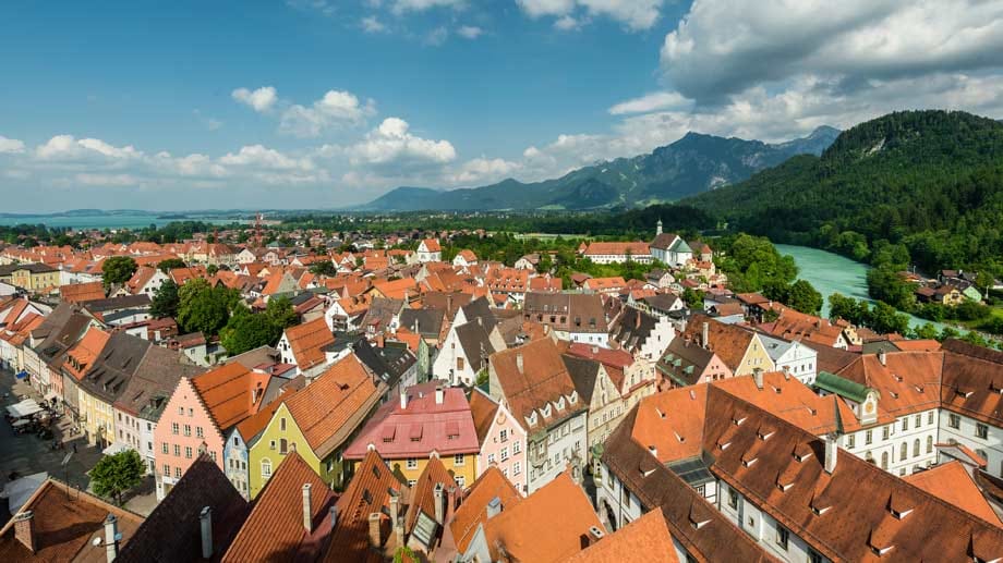 Blick über die Dächer von Füssen - im Allgäu laden gleich eine Reihe überschaubarer, aber hübscher Städte zu einem Besuch ein.