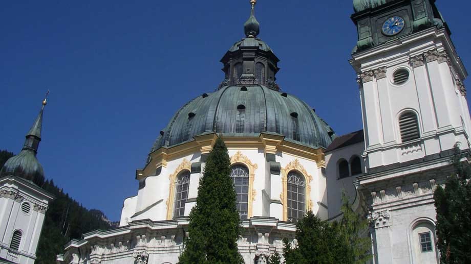 Die Kuppel fällt schon von weitem ins Auge - Kloster Ettal beeindruckt mit seiner barocken Architektur.