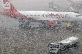 Schnee kann zu Problemen im Flugverkehr führen.