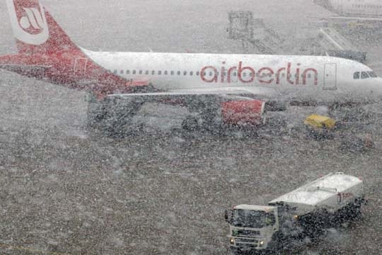 Schnee kann zu Problemen im Flugverkehr führen.