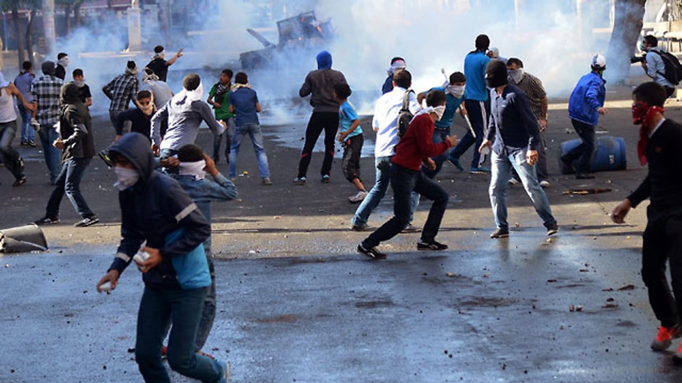 Bei überwiegend kurdischen Protesten gegen die Passivität der türkischen Regierung kamen in den vergangenen Tagen 31 Menschen ums Leben.