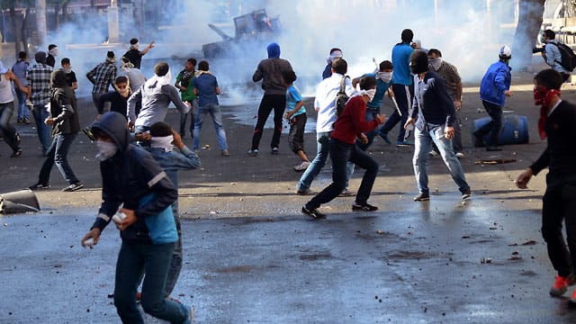 Bei überwiegend kurdischen Protesten gegen die Passivität der türkischen Regierung kamen in den vergangenen Tagen 31 Menschen ums Leben.