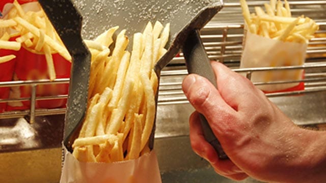 Die Preise für Pommes geraten ins Rutschen. Ob die Fast-Food-Ketten da nachziehen, ist noch nicht bekannt