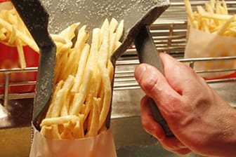 Die Preise für Pommes geraten ins Rutschen. Ob die Fast-Food-Ketten da nachziehen, ist noch nicht bekannt