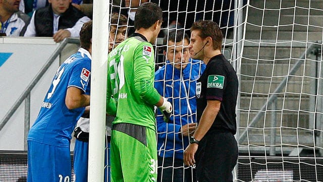 Strittige Szene: Das "Phantomtor" in Hoffenheim hätte in der vergangenen Saison mit Hilfe des Videobeweises schnell revidiert werden können. Strittige Szene: Das "Phantomtor" in Hoffenheim hätte in der vergangenen Saison mit Hilfe des Videobeweises schnell revidiert werden können.