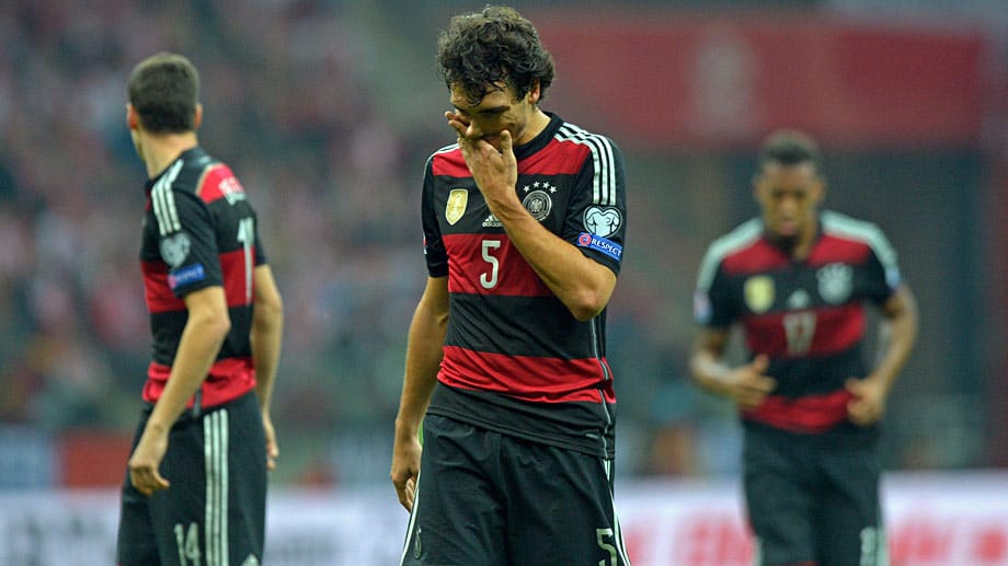 Mats Hummels (vorne) und Co. verlassen nach der Niederlage konsterniert den Platz.