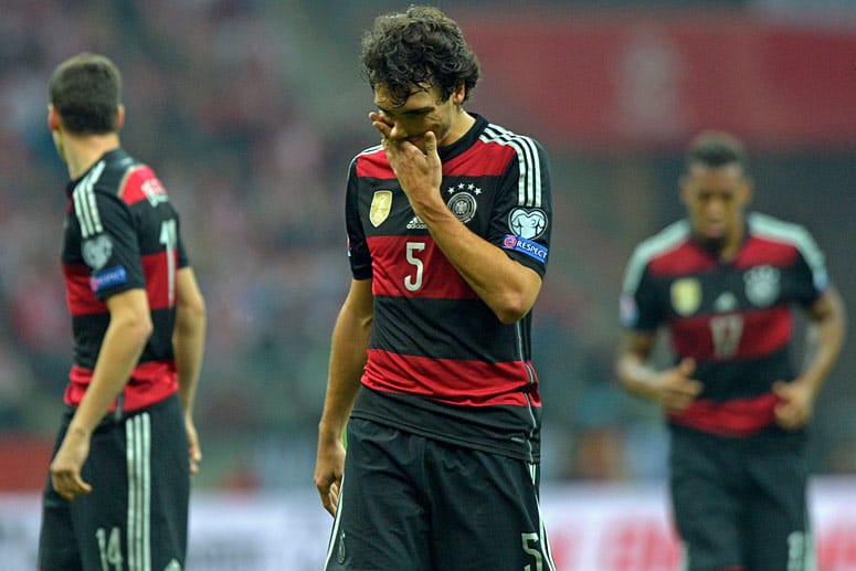 Mats Hummels (vorne) und Co. verlassen nach der Niederlage konsterniert den Platz.