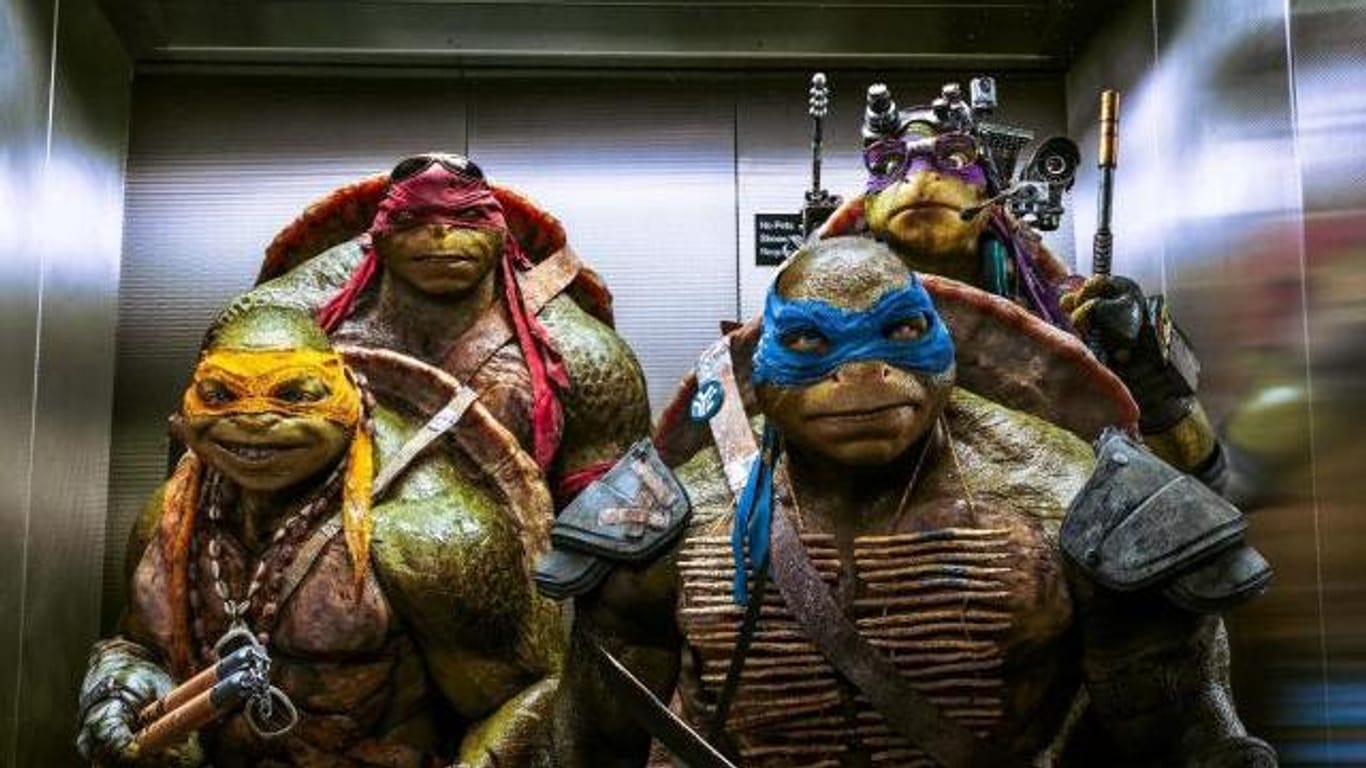 Bereit zum Angriff: die vier "Teenage Mutant Ninja Turtles" im Fahrstuhl