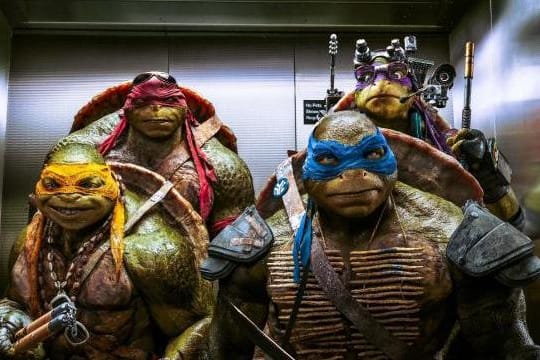 Bereit zum Angriff: die vier "Teenage Mutant Ninja Turtles" im Fahrstuhl