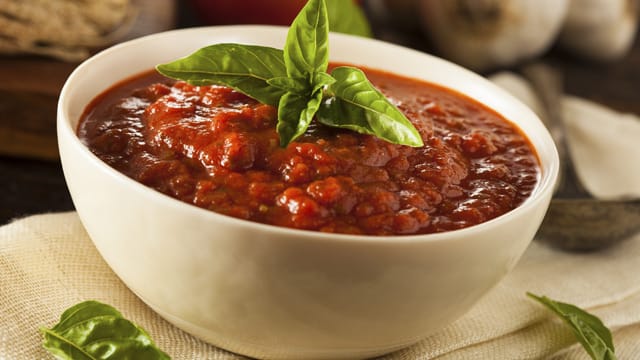 Aus passierten Tomaten können Sie einfach eine leckere Tomatensoße herstellen