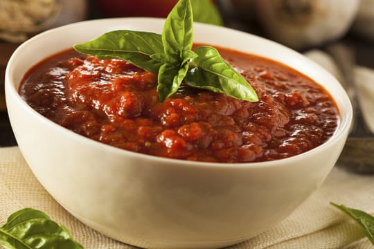 Aus passierten Tomaten können Sie einfach eine leckere Tomatensoße herstellen