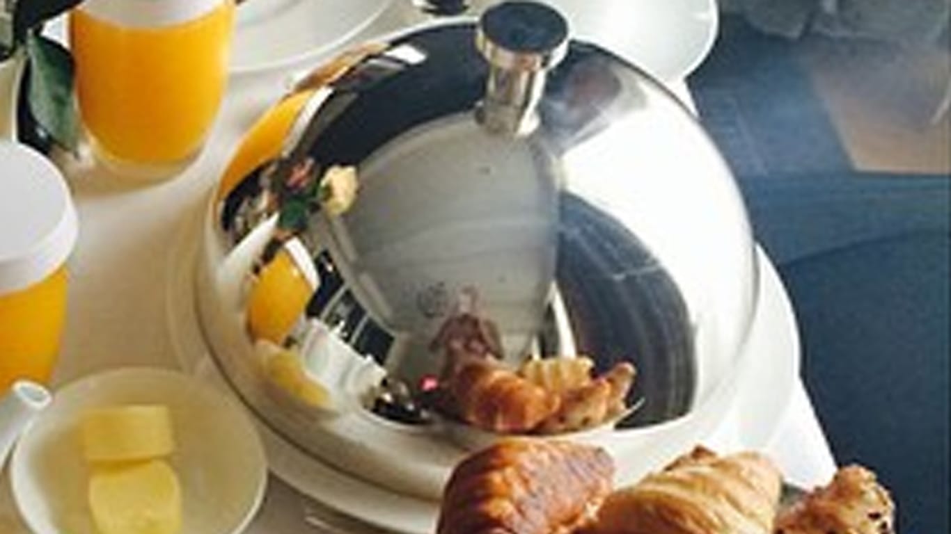 Lecker Frühstück - und blank polierte Servierhauben, die wirklich ALLES spiegeln.