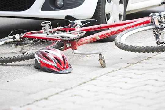 Fahrradunfall mit Auto (Symbolbild): Am Dienstag wird ein Mann nach dem Zusammenprall mit einem Auto ins Krankenhaus gebracht.