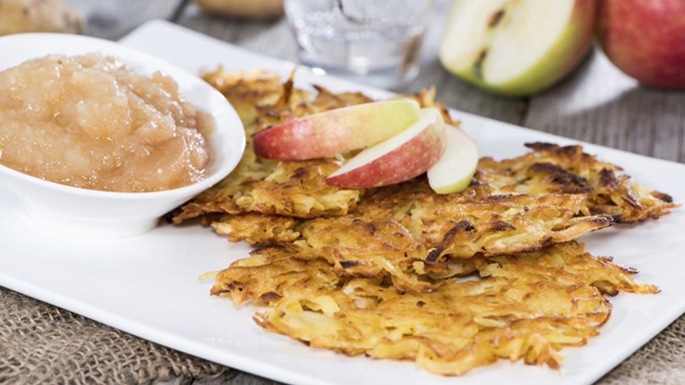 Kartoffelpuffer mit Apfelmus - ein leckeres Gericht, das nicht nur Vegetarier begeistert