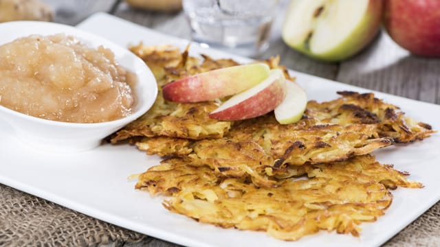 Kartoffelpuffer mit Apfelmus - ein leckeres Gericht, das nicht nur Vegetarier begeistert