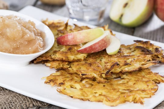 Kartoffelpuffer mit Apfelmus - ein leckeres Gericht, das nicht nur Vegetarier begeistert