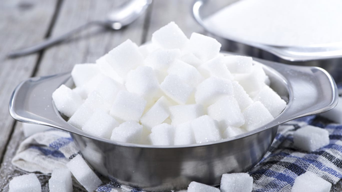 Nicht nur in Süßigkeiten ist Zucker enthalten, auch vielen Getränken oder Lebensmitteln wird Zucker zugesetzt