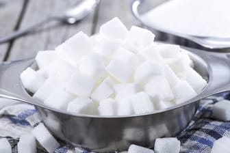 Nicht nur in Süßigkeiten ist Zucker enthalten, auch vielen Getränken oder Lebensmitteln wird Zucker zugesetzt