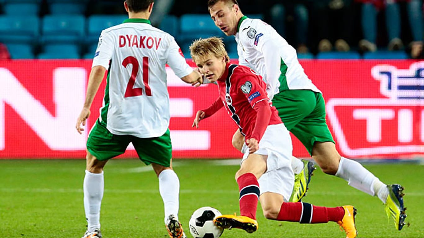 Martin Ödegaard (Mitte) schreibt gegen Bulgarien als jüngster Spieler der EM-Qualifikation Geschichte.